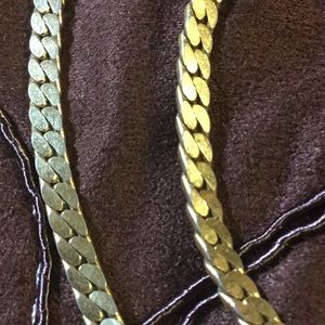 Vintage NAPIER gold tone flat chain.